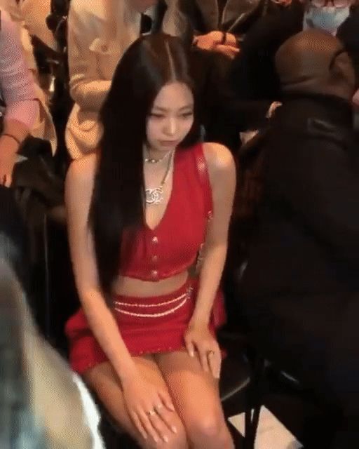 Jennie né không nổi cảnh bị dìm ở show Chanel: Chụp vội chặt chém sexy ná thở, ảnh chính thức thánh body lùn còn 1 mẩu - Hình 15