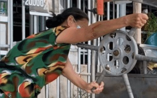 Người bán hàng quyền lực ở Việt Nam khiến anh Tây trố mắt ngạc nhiên, chỉ nhìn hành động này thôi cũng đủ thán phục - Hình 1