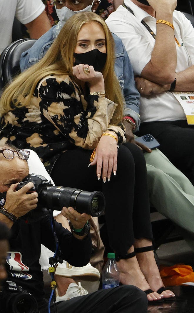 Selena Gomez, Bella Hadid và loạt sao có dịp đọ viral khi xem bóng rổ - Hình 3