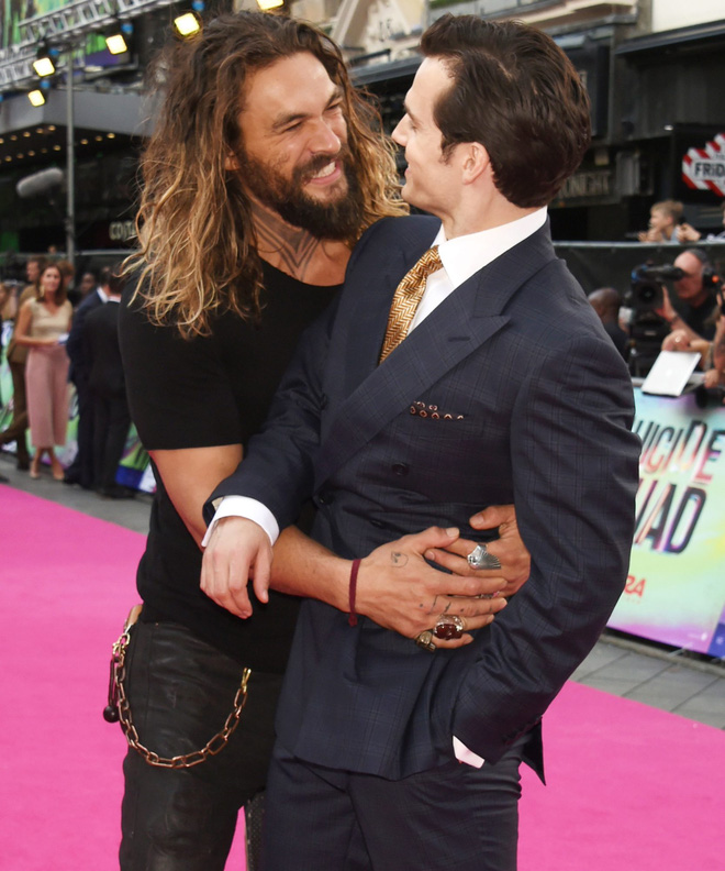 40,000 people are going crazy over Aquaman hunting Superman on the red carpet. Who would have guessed that Henry's statuesque visual made them fall in love - Photo 2