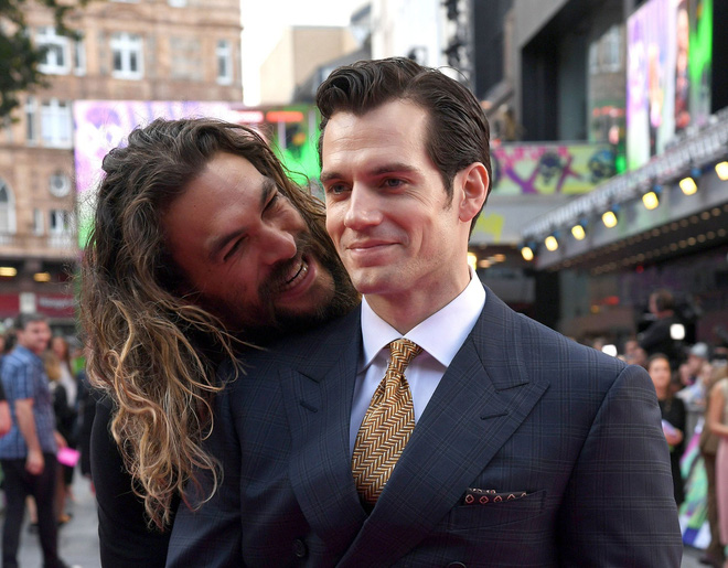 40,000 people are going crazy over Aquaman hunting Superman on the red carpet. Who knows, Henry's statuesque visual is what makes women fall in love - Photo 6