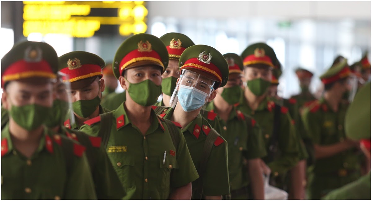 Chiến sĩ công an ngả mũ, cúi đầu xin tiền người dân, sự thật phía sau khiến dân tình cay mắt - Hình 2