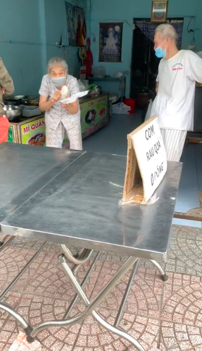  CSGT ập vào tiệm khiến chú bán bánh mì mất vía và sự thật cười xỉu - Hình 2