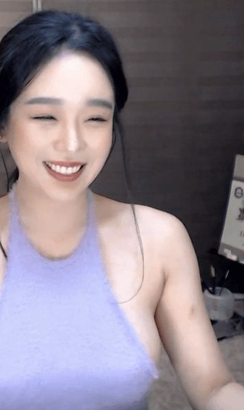 Mặc áo siêu sexy rồi còn tự vạch ra, khoe 99% vòng một trên sóng, nữ streamer phản cảm nhận về vô số chỉ trích - Hình 5