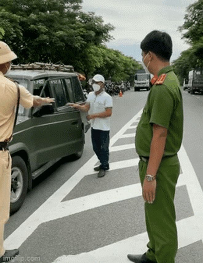 Người đàn ông cự cãi ở chốt kiểm dịch, lao xe biển xanh qua mặt CSGT: Anh đừng có tư thù cá nhân với tôi - Hình 3