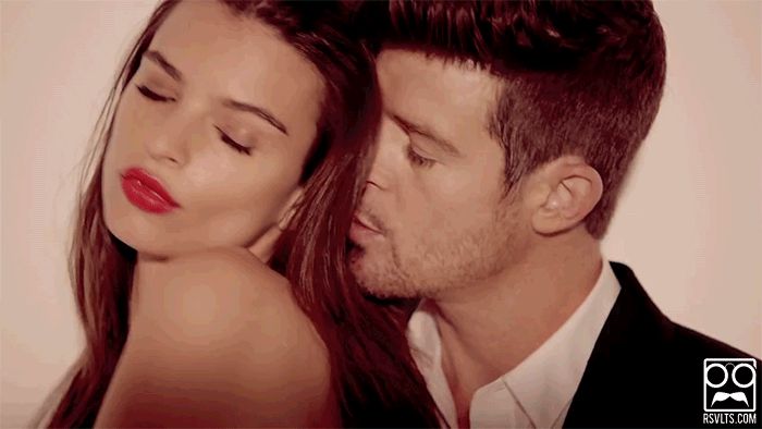 Soi hiện trường vụ Cô đào siêu vòng 1 Emily Ratajkowski bị bóp ngực trần, yê.u râ.u xan.h Robin Thicke có biểu hiện lạ? - Hình 3