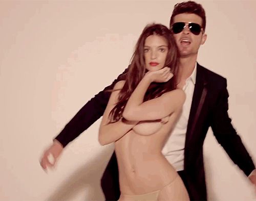 Soi hiện trường vụ Cô đào siêu vòng 1 Emily Ratajkowski bị bóp ngực trần, yê.u râ.u xan.h Robin Thicke có biểu hiện lạ? - Hình 2