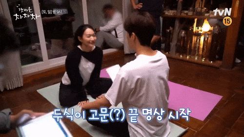 Hometown ChaChaCha: Kim Seon Ho tập yoga như bị tra tấn, Shin Min Ah diễn thoại khiến đoàn phim cười ngất - Hình 9