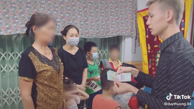 Tang lễ Nam Ok: Duy Thường TV đến phúng viếng vẫn tranh thủ câu view gây tranh cãi - Hình 2