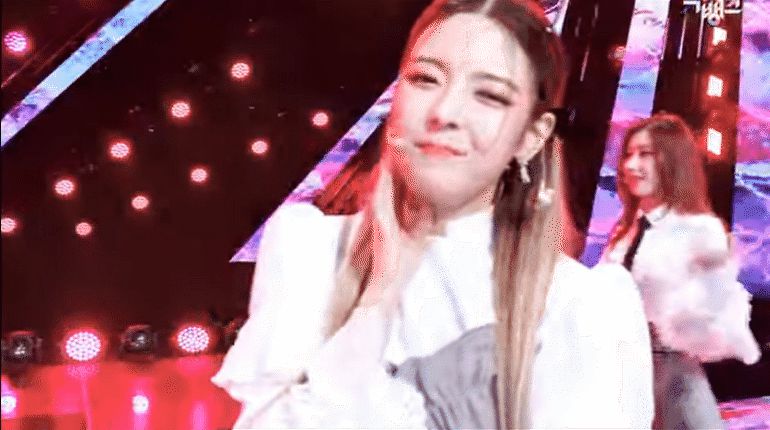 Chật vật 2 tuần mới có cúp đầu tiên, màn hát live encore của ITZY có xứng đáng với chiến thắng fan nỗ lực đem về? - Hình 5