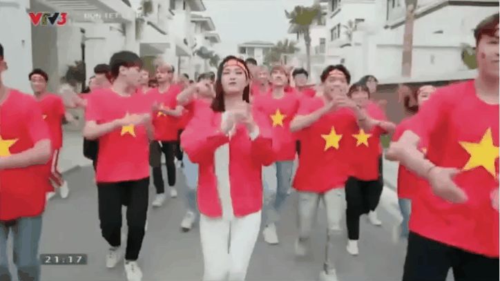 Netizen tranh cãi Đông Nhi, MC Diệp Chi quay MV cổ vũ đội tuyển Việt Nam không đảm bảo giãn cách nhưng sự thật là gì? - Hình 6