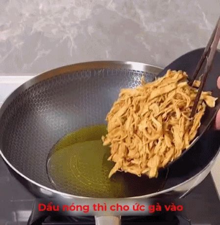 Trời lạnh có gà xé cay ăn vặt là số 1, chẳng cần lò nướng hay nồi chiên không dầu cũng làm được ngon ơ! - Hình 3