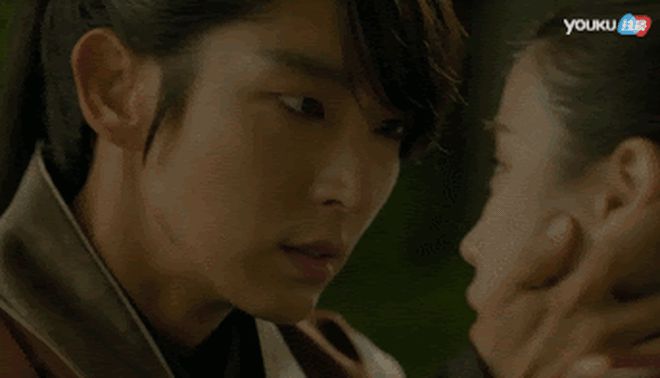 4 mỹ nhân Hàn cứ đóng cảnh hôn là đơ thấy sợ: Yoona diễn sượng trân, Park Shin Hye chịu trận thấy thương - Hình 5