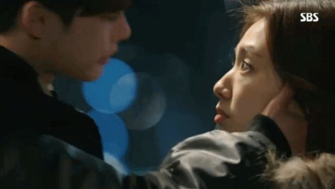 4 mỹ nhân Hàn cứ đóng cảnh hôn là đơ thấy sợ: Yoona diễn sượng trân, Park Shin Hye chịu trận thấy thương - Hình 3