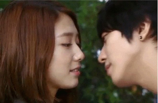 4 mỹ nhân Hàn cứ đóng cảnh hôn là đơ thấy sợ: Yoona diễn sượng trân, Park Shin Hye chịu trận thấy thương - Hình 2