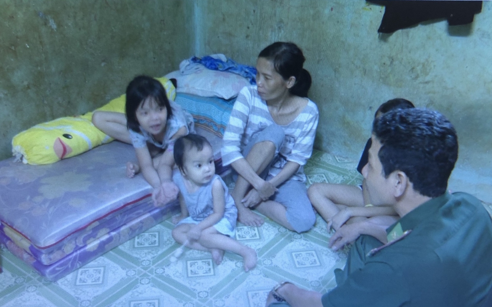 Bên sóng - hành trình gieo chữ của những thầy giáo mang quân hàm xanh - Hình 2