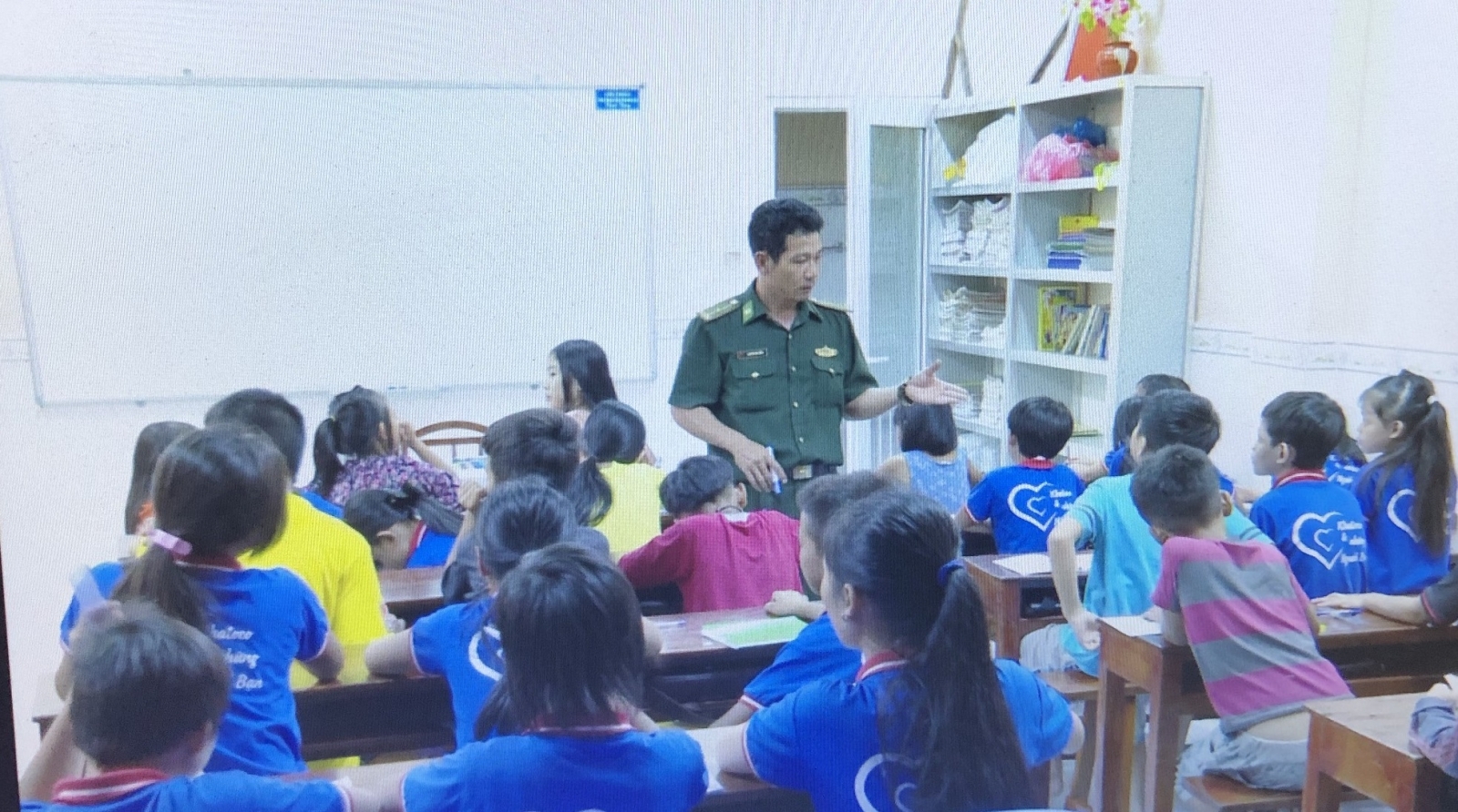 Bên sóng - hành trình gieo chữ của những thầy giáo mang quân hàm xanh - Hình 1