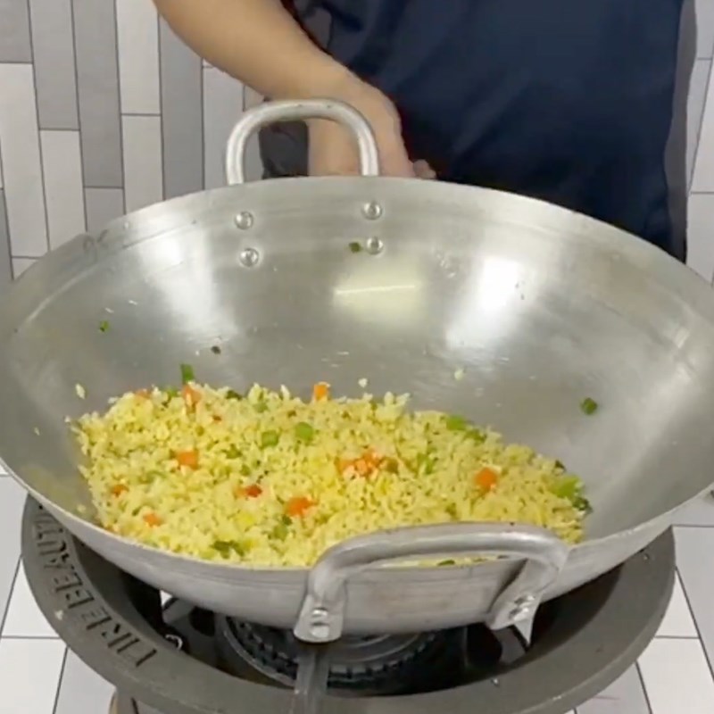 Cách làm cơm chiên bơ tỏi thơm ngon, hấp dẫn và đơn giản cho cả nhà - Hình 10