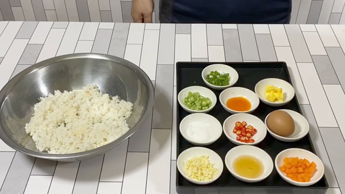 Cách làm cơm chiên bơ tỏi thơm ngon, hấp dẫn và đơn giản cho cả nhà - Hình 1