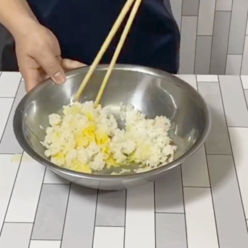 Cách làm cơm chiên bơ tỏi thơm ngon, hấp dẫn và đơn giản cho cả nhà - Hình 6