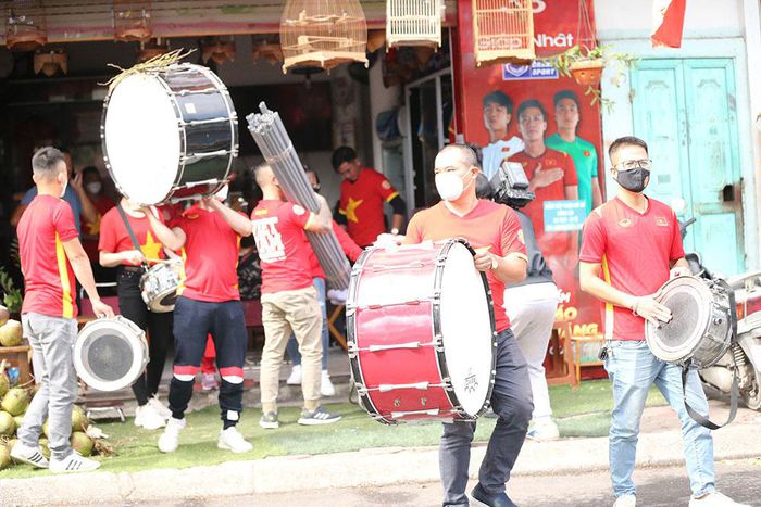 CĐV lên đồ, tiếp lửa tuyển Việt Nam đấu Nhật Bản - Hình 3