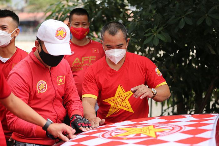 CĐV lên đồ, tiếp lửa tuyển Việt Nam đấu Nhật Bản - Hình 8