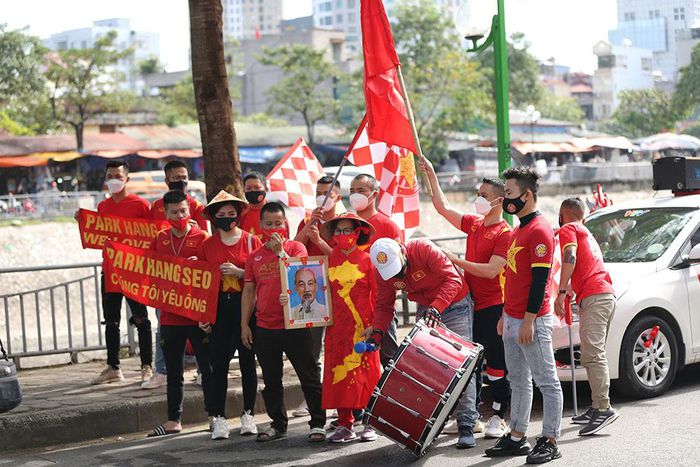 CĐV lên đồ, tiếp lửa tuyển Việt Nam đấu Nhật Bản - Hình 1