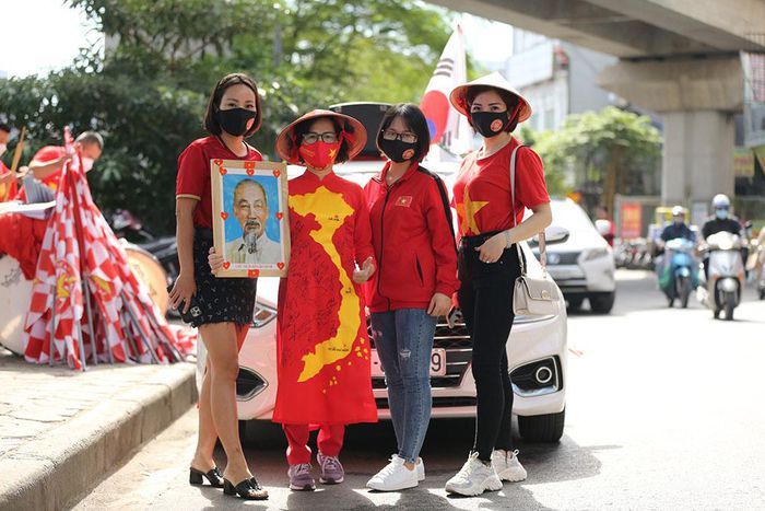 CĐV lên đồ, tiếp lửa tuyển Việt Nam đấu Nhật Bản - Hình 9
