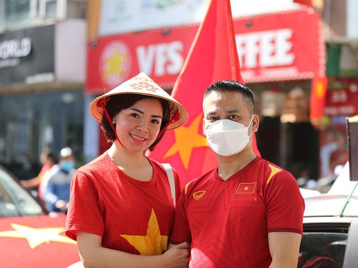 CĐV lên đồ, tiếp lửa tuyển Việt Nam đấu Nhật Bản - Hình 7