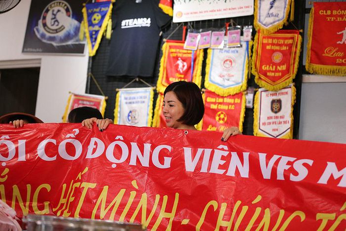 CĐV lên đồ, tiếp lửa tuyển Việt Nam đấu Nhật Bản - Hình 4