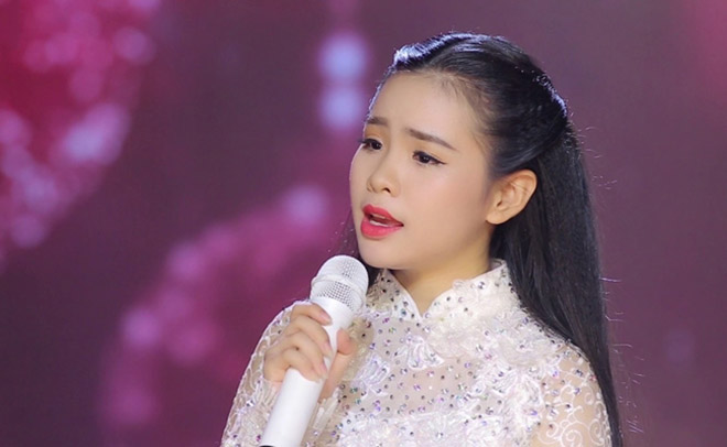 Cuộc sống tuổi 24 của ca sĩ từng khiến Phi Nhung phải phá lệ nhận làm con nuôi - Hình 1