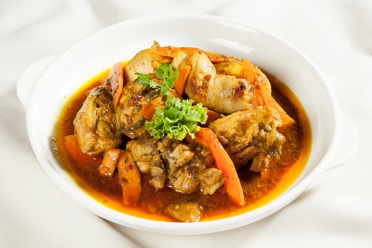 Gà kho nghệ chua cay - Hình 1