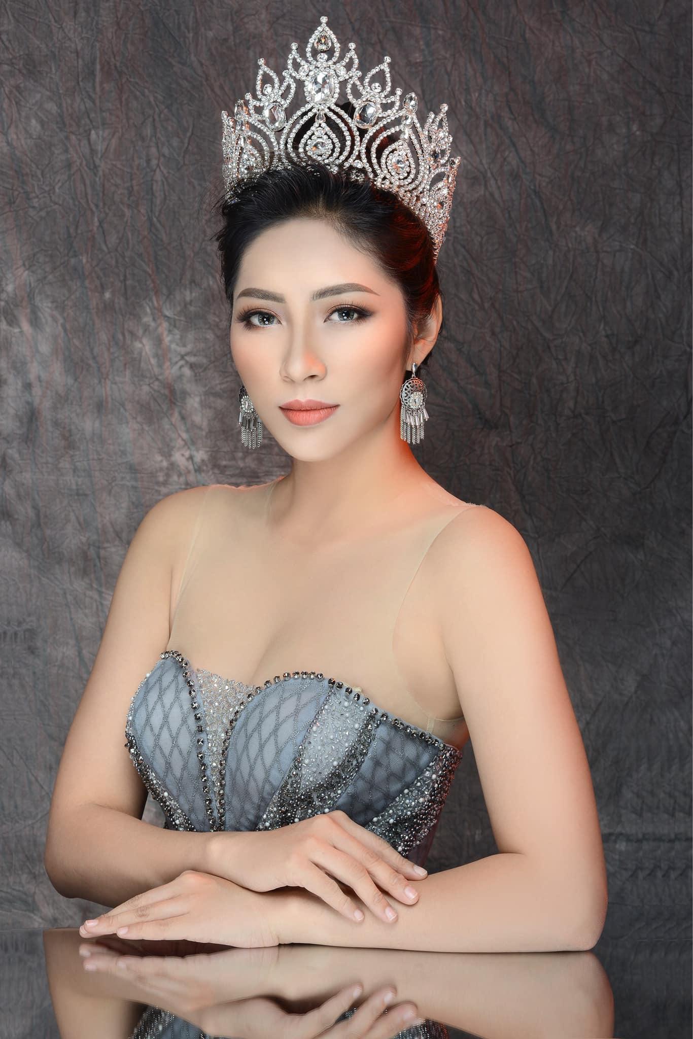 Hoa hậu vừa ly hôn Đặng Thu Thảo đẹp rạng rỡ trong những bộ đầm dạ hội - Hình 2