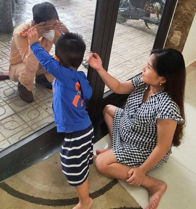 Lan tỏa trên mạng xã hội: Xúc động người cha CSGT hôn con qua... tấm kính - Hình 3