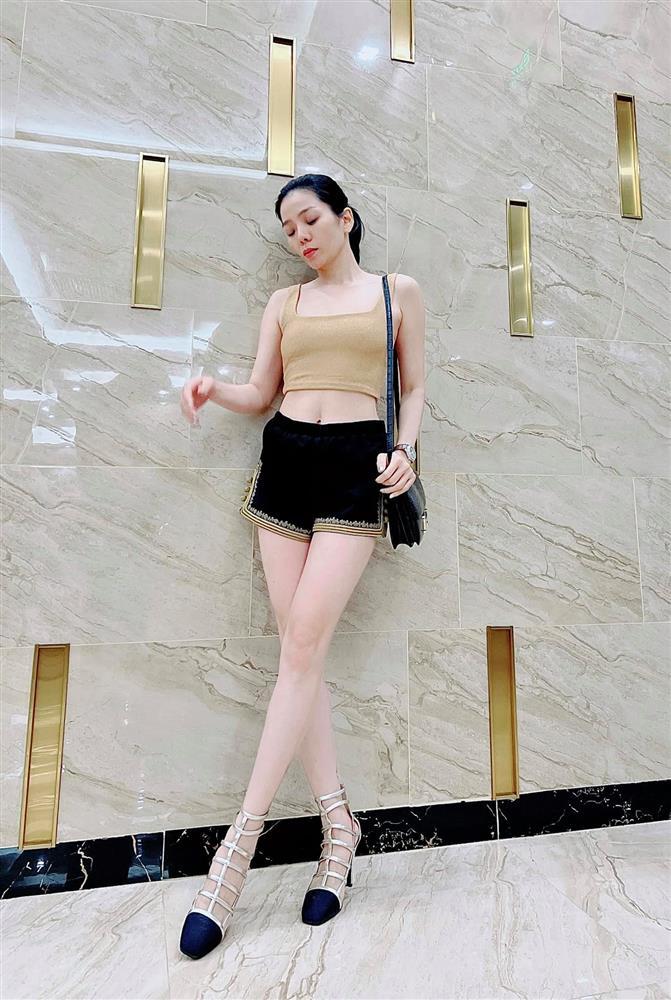 Lệ Quyên 'thả rông' vòng 1 đi ăn với bạn bè, CĐM 'ái ngại' vì một chi tiết gây nhức nhối - Hình 4