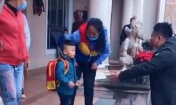 Người bố đến đón con trai sau giờ học nhưng cậu bé quyết không nhận cha, biết được lý do mà cha mẹ nào cũng xót - Hình 3