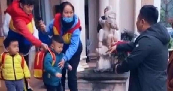Người bố đến đón con trai sau giờ học nhưng cậu bé quyết không nhận cha, biết được lý do mà cha mẹ nào cũng xót - Hình 1