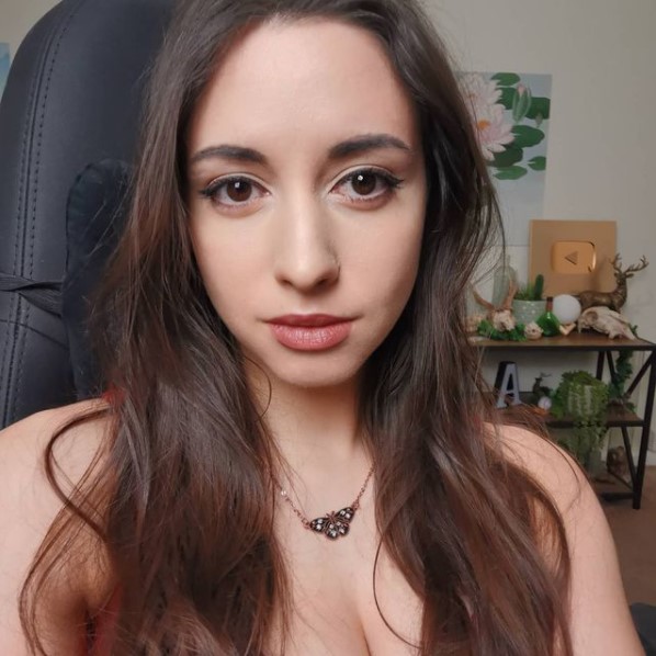 Nữ streamer xinh đẹp sợ tới phát khóc khi fan gửi ảnh fail NNN vì xem mình tập thể dục trên sóng - Hình 5