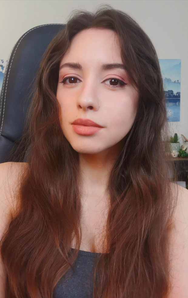 Nữ streamer xinh đẹp sợ tới phát khóc khi fan gửi ảnh fail NNN vì xem mình tập thể dục trên sóng - Hình 1