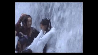 Rùng mình cảnh Lưu Diệc Phi trượt chân, bị thác cuốn trôi tưởng chừng mất mạng, may có Huỳnh Hiểu Minh nhanh tay ứng biến - Hình 2