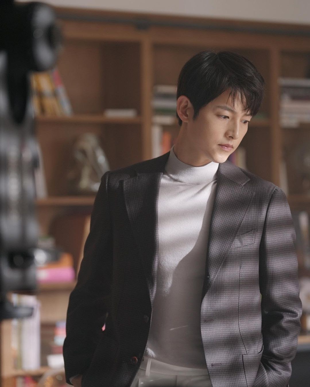 Song Joong Ki tỏ thái độ bình thản khi Song Hye Kyo liên tục tình tứ với trai trẻ - Hình 7