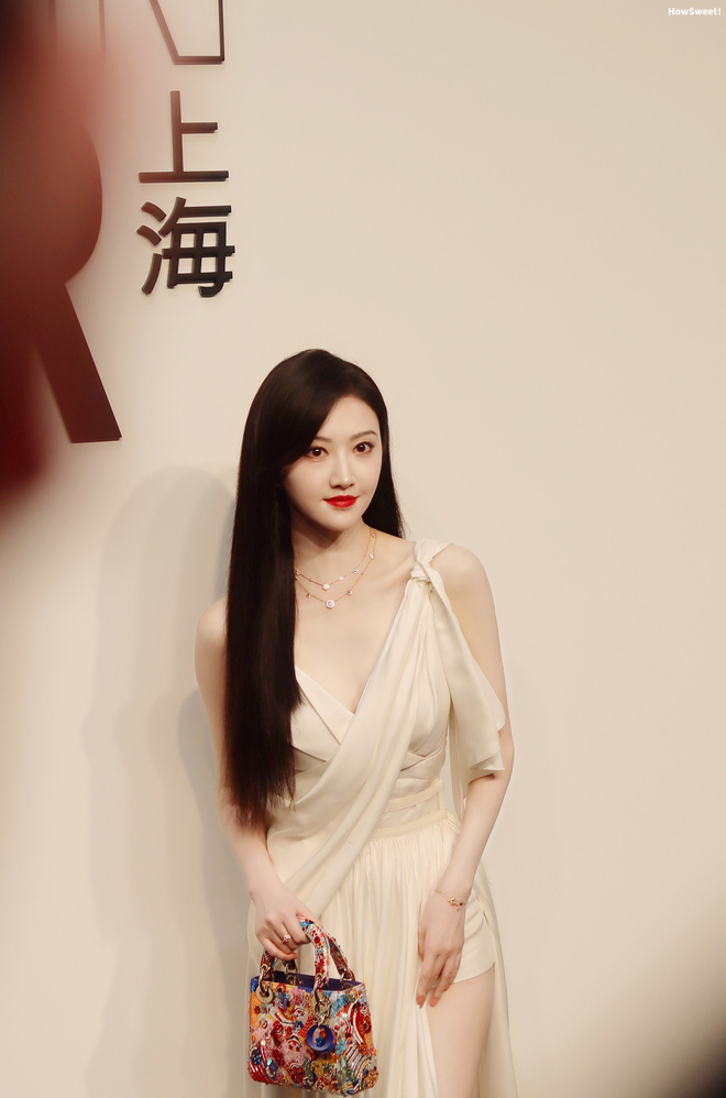 Sự kiện hot nhất hôm nay: Angela Baby gầy hóp má, bị Cảnh Điềm khoe làn da trắng bóc cùng body sexy chặt chém ác liệt - Hình 6