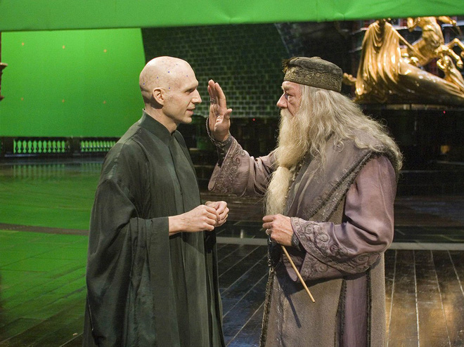 Thì ra đây là cách ekip Harry Potter làm mũi Voldemort biến mất: 1 thủ  thuật nhỏ mà nhìn thật trân, hậu trường lại quá mất hình tượng! - Phim âu  mỹ -