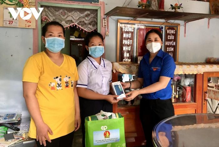 Trao tặng 120 thiết bị học tập trực tuyến cho học sinh khó khăn - Hình 2