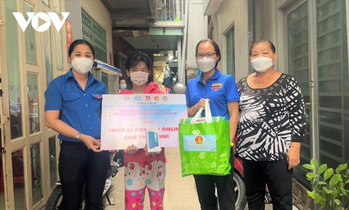 Trao tặng 120 thiết bị học tập trực tuyến cho học sinh khó khăn - Hình 1