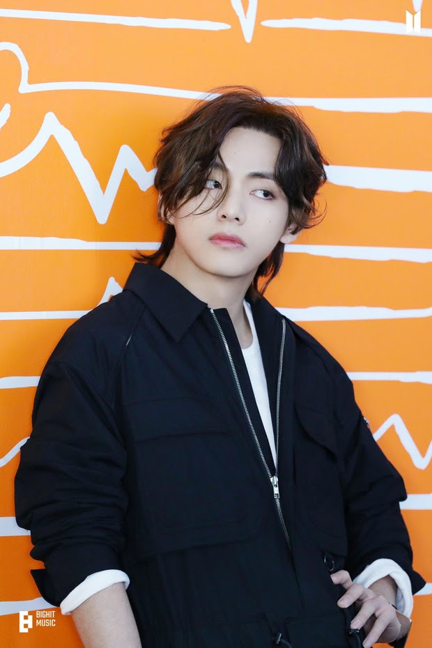 V (BTS) đẹp muốn ngừng thở tại Mỹ, ảnh hậu trường mà ngỡ poster phim khiến fan rớt liêm sỉ - Hình 8