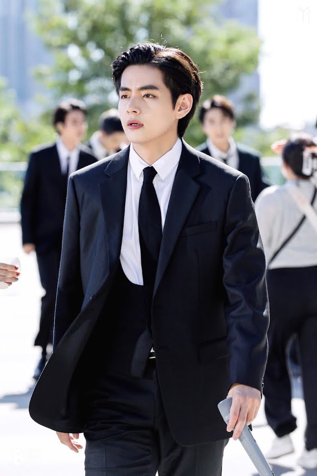 V (BTS) đẹp muốn ngừng thở tại Mỹ, ảnh hậu trường mà ngỡ poster phim khiến fan rớt liêm sỉ - Hình 4