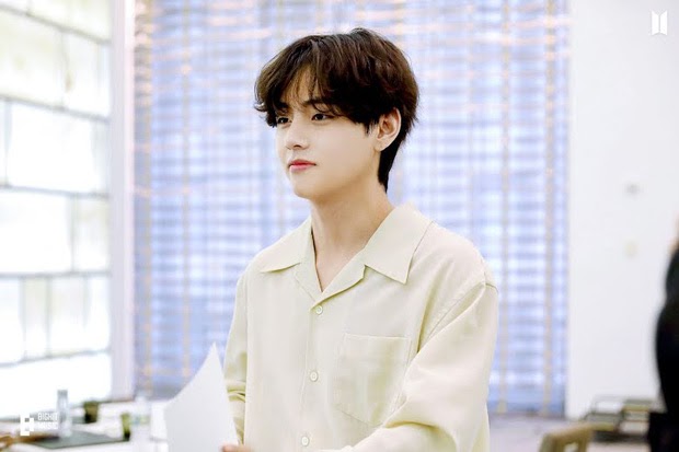 V (BTS) đẹp muốn ngừng thở tại Mỹ, ảnh hậu trường mà ngỡ poster phim khiến fan rớt liêm sỉ - Hình 6