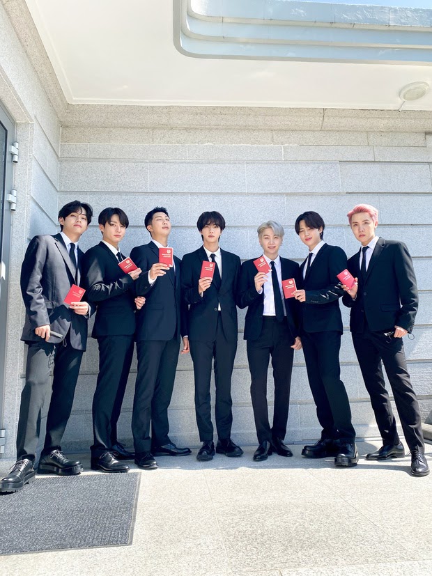 V (BTS) đẹp muốn ngừng thở tại Mỹ, ảnh hậu trường mà ngỡ poster phim khiến fan rớt liêm sỉ - Hình 1