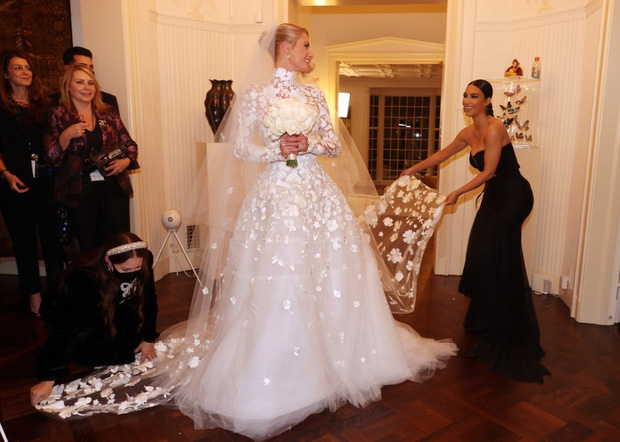 Hầu gái Kim Kardashian dự đám cưới cô chủ cũ Paris Hilton mà phô vòng 1 ngồn ngộn, chỉ chực chờ giật spotlight cô dâu - Hình 1